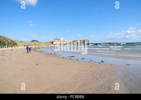 Beadnell Bucht mit Beadnell Hafen und Kalköfen in der Ferne auf der Northumberland Küste in Northumbria Stockfoto