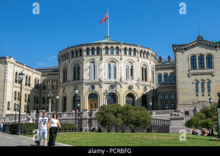 Oslo, Norwegen, 21. Juli 2018: Die Menschen laufen vom Storting, dem norwegischen Parlament. Stockfoto