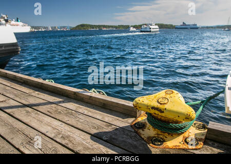 Yellow dock Poller und Oslo Hafen. Stockfoto