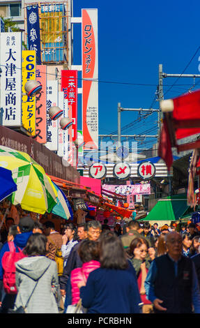 Menschen flanieren Sie entlang der berühmten ameyoko Shopping Street in Ueno Bezirk Stockfoto