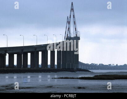 AJAXNETPHOTO. SAINT-NAZAIRE, Frankreich. - PONT DE SAINT NAZAIRE D213 überquert den Fluss Loire VON SAINT-BREVINS LES PINS. Foto: Jonathan Eastland/AJAX REF: 490064 9 94 Stockfoto