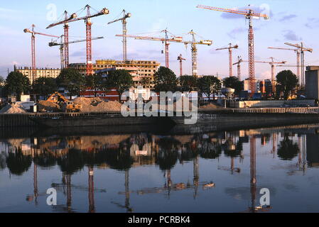 AJAXNETPHOTO. PARIS, Frankreich. -SEINE REFLEXIONEN - OVERHEAD TURMDREHKRANE AUF BAUSTELLE IN DER NÄHE VON CLICHY SPIEGELN SICH IN EINER GLÄNZENDEN FLUSS SEINE. Foto: Jonathan Eastland/AJAX REF: 090619 Stockfoto