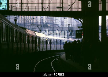 AJAXNETPHOTO. PARIS FRANKREICH. - HAUPTBAHNHOF - GARE ST.LAZARE, SAINT-LAZARE PARIS, GRAND CENTRAL. FOTO;JONATHAN EASTLAND/AJAX REF:852486 Stockfoto