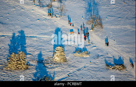 Wanderer im Schnee am Kahlen Asten, Hochheide Heide, Kahlen Asten, Winterberg, Hochsauerland (Kreis), Nordrhein-Westfalen, Deutschland Stockfoto