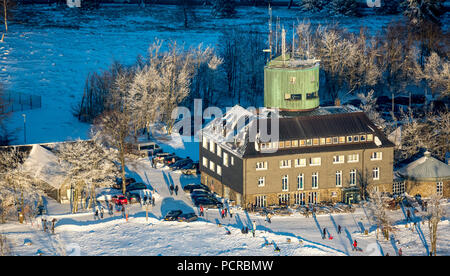 Wanderer im Schnee am Kahlen Asten, Hochheide Heide, Astenturm Turm mit schneebedeckten Wetterstation, Kahlen Asten, Winterberg, Hochsauerland (Kreis), Nordrhein-Westfalen, Deutschland Stockfoto