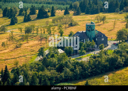 Luftbild, Kahlen Asten mit geringer Bewölkung, Hochheide Heide, Naturpark, Astenturm Tower, Skipisten am Astenberg Wetterstation, Winterberg, Hochsauerland (Kreis), Nordrhein-Westfalen, Deutschland Stockfoto