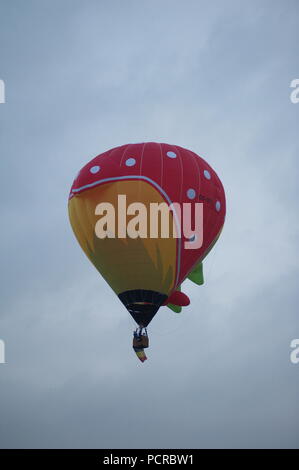 Bunte Heißluftballons vor blauem Himmel Stockfoto