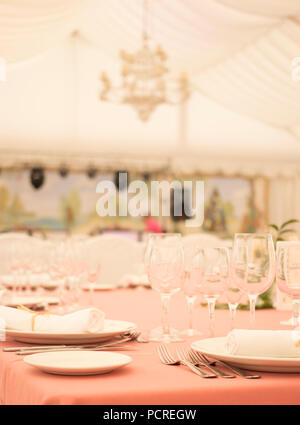 Hochzeitsfeier Bankett Dinner Party Tisch Einstellungen in Luxus hotel Veranstaltungsort eingestellt. Stockfoto