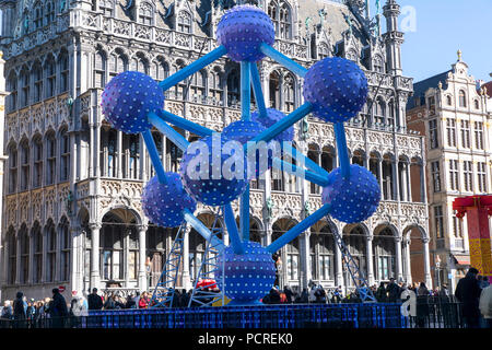 Skulptur, Replik des Atomiums, während eine chinesische Kunst Festival, auf dem Grand Place, dem historischen Zentrum von Brüssel. Stockfoto