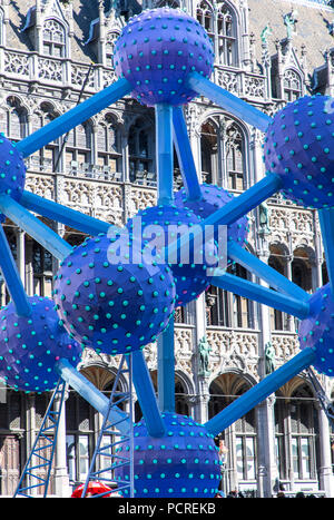 Skulptur, Replik des Atomiums, während eine chinesische Kunst Festival, auf dem Grand Place, dem historischen Zentrum von Brüssel. Stockfoto