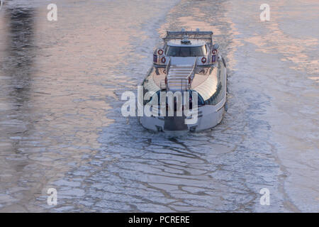 Schiff durch das Eis auf dem zugefrorenen Fluss Moskwa in Moskau Russland brechen Stockfoto