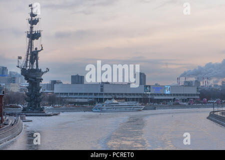 Gefrorener Fluss Moskwa bedeckt mit Eis im Winter. Statue von Peter dem Großen von Designer Surab Tsereteli in der Ferne zu sehen. Moskau, Russland Stockfoto