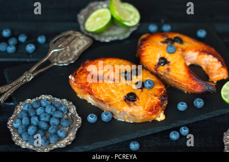 Lachs mit Blaubeeren und Honig, köstliche Meeresfrüchte zum Mittagessen. Stockfoto