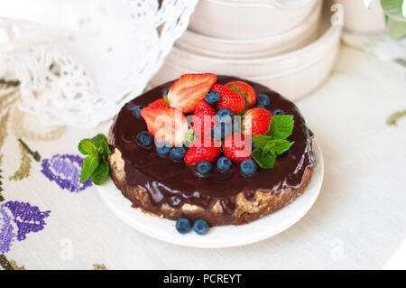 Kuchen mit frischen Beeren und Sahne auf alten Holz- Hintergrund. Selektiver Fokus Stockfoto