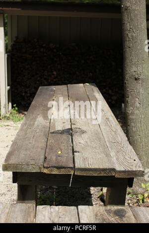 Planwagenbank aus verwittertem Holz. Stockfoto