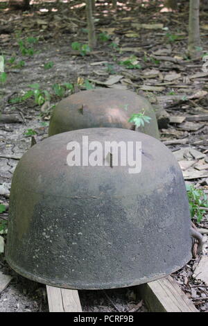 Riesige Kessel im Eisenkessel, die kopfüber auf dem Boden im Wald gelagert wurden. Stockfoto