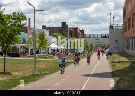 Detroit, Michigan - Die Dequindre Schneiden, einem beliebten Wandern und Radfahren Trail in der Nähe der Innenstadt. Sie wurde von einer alten Eisenbahn Bett gemacht. Stockfoto