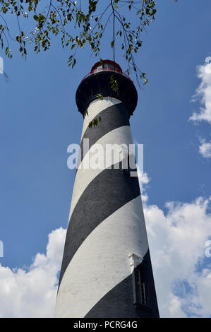 Sie suchen bei der Saint Augustine Leuchtturm, einem historischen Florida Sehenswürdigkeiten. Stockfoto