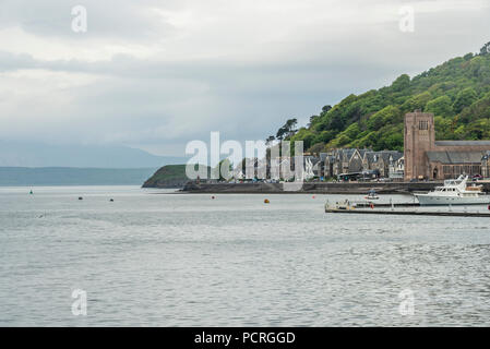 Blick auf Oban Dorf in einem bewölkten Morgen im Frühling Stockfoto