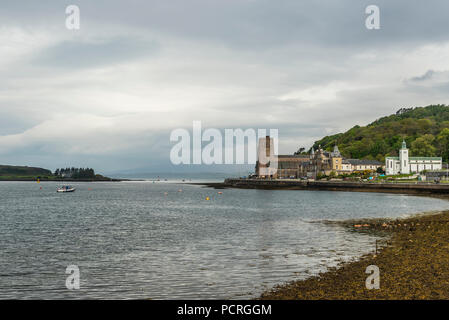 Blick auf Oban Dorf in einem bewölkten Morgen im Frühling Stockfoto