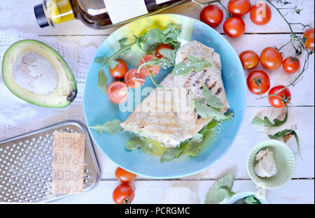 Rolle von pita Brot auf dem Grill. Füllung mit Fisch und Salat. Avocado und Olivenöl. Abendessen auf einer hölzernen Fach gesundes Essen Stockfoto