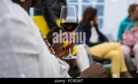African-american Frau mit einem Glas Wein Stockfoto