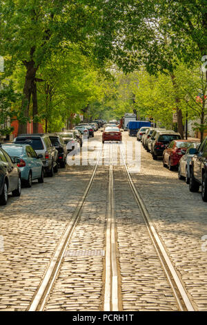 Alte Straßenbahn-Linien in der Straße mit Kopfsteinpflaster, P Street NW, Georgetown, Washington DC Stockfoto