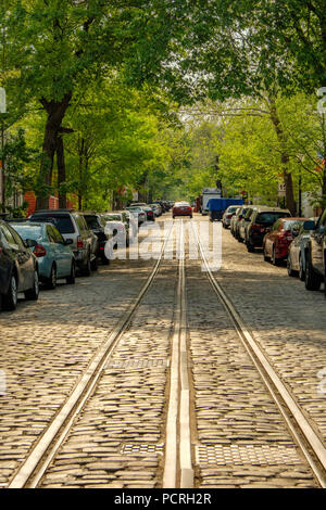 Alte Straßenbahn-Linien in der Straße mit Kopfsteinpflaster, P Street NW, Georgetown, Washington DC Stockfoto