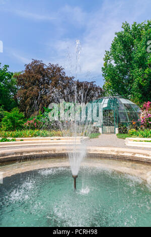 Brunnen in einem botanischen Garten in Zagreb an einem sonnigen Tag Stockfoto