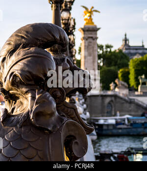 Close-up auf einer Statue von Pont Alexandre lll Brücke - Paris, Frankreich. Stockfoto