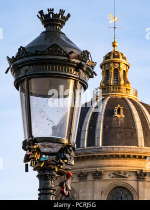 Liebe Vorhängeschlösser auf eine Straßenlaterne der Pont des Arts - Paris, Fra Stockfoto