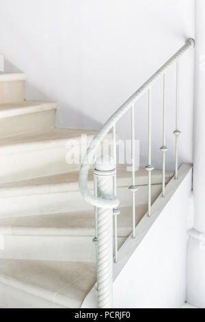 Weißen Treppe mit Vintage White Geländer Stockfoto