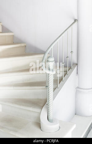 Weißen Treppe mit Vintage White Geländer Stockfoto