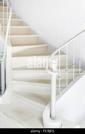 Weißen Treppe mit Vintage White Geländer Stockfoto