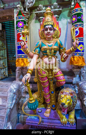 Singapur - Feb 24: Statue in Sri Veeramakaliamman Tempel in Little India, Singapur am 24. Februar 2018 Es ist einer der ältesten Tempel in Singapur Stockfoto