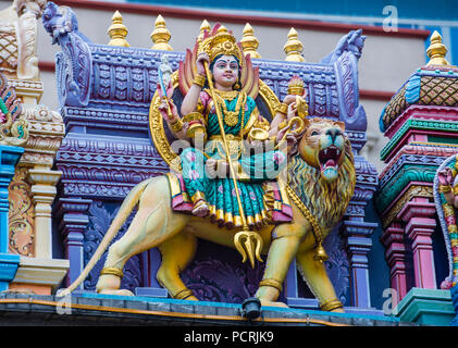 Statuen im Sri Veeramakaliamman Tempel in Little India, Singapur Stockfoto