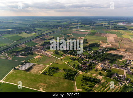 RWE-Power AG, ehemals Rheinbraun, neuen Autobahnkreuz Interchange, A61 und A44 Autobahnen (Autobahnen) und Garzweiler I Oberfläche Braunkohlenbergwerk, Bedburg, Niederrhein, Nordrhein-Westfalen, Deutschland Stockfoto