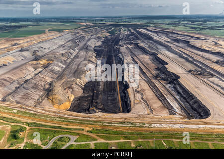 RWE-Power AG, ehemals Rheinbraun, neuen Autobahnkreuz Interchange, A61 und A44 Autobahnen (Autobahnen) und Garzweiler I Oberfläche Braunkohlenbergwerk, Bedburg, Niederrhein, Nordrhein-Westfalen, Deutschland Stockfoto