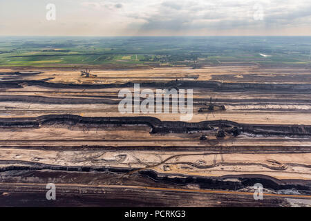 RWE-Power AG, ehemals Rheinbraun, neuen Autobahnkreuz Interchange, A61 und A44 Autobahnen (Autobahnen) und Garzweiler I Oberfläche Braunkohlenbergwerk, Bedburg, Niederrhein, Nordrhein-Westfalen, Deutschland Stockfoto