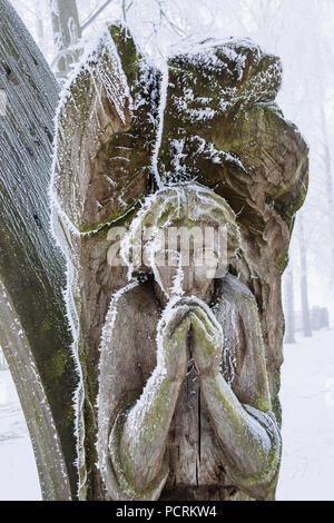 Frosty Holzskulptur der betenden Engel auf dem Friedhof in litauische Landschaft in Marijampole, Litauen. Stockfoto