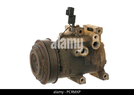 Automotive Klimaanlage Kompressor, alte für den Leerlauf des Motors aus dem Auto entfernt Stockfoto