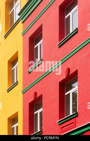 Gelb-roten Gebäude mit grünen Gesims Stockfoto