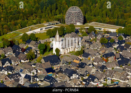 Luftaufnahme, touristische Informationen und Oversum serviert Vital Resort Winterberg, Sauerland, Nordrhein-Westfalen, Deutschland, Europa Stockfoto