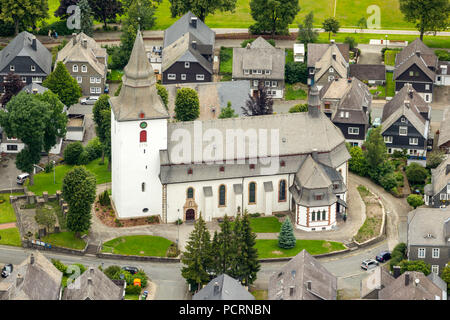 Luftaufnahme, Altstadt, Stadtzentrum, St. Jakobus Kirche in Winterberg, Winterberg, Sauerland, Nordrhein-Westfalen, Deutschland, Europa Stockfoto