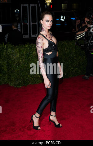 NEW YORK, NY-MAI 04: Cara Delevingne besucht die 'China: Through The Looking Glass' Kostüm Institut Benefizgala im Metropolitan Museum der Kunst am 4. Mai 2015 in New York City. Personen: Cara Delevingne Stockfoto