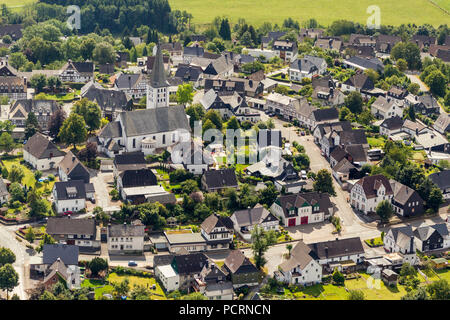 Luftaufnahme, Fachwerkhäuser, Hirschberg mit St. Christopherus Kirche in Hirschberg, Warstein, Sauerland, Warstein, Nordrhein-Westfalen, Deutschland, Europa Stockfoto