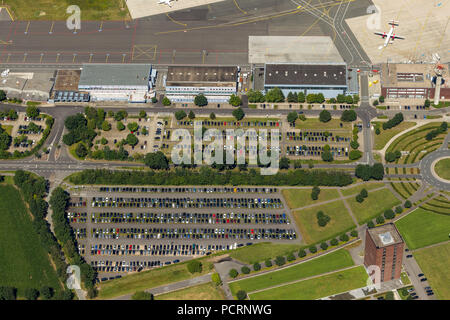 Luftaufnahme, Flughafen Münster-Osnabrück, Landebahn, Parkhäuser, Parkplätze Stockfoto