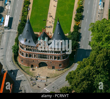 Luftaufnahme, Holstentor, Altstadt von Lübeck, Lübeck, Ostsee, Schleswig-Holstein, Deutschland, Europa Stockfoto