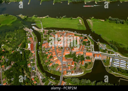 Luftaufnahme, Altstadt von Hitzacker mit der jeetzel und Altjeetzel, Elbe, Elbufer, Hochwasserschutz, Schleuse, Hitzacker (Elbe), Landkreis Lüchow-Dannenberg, Elbtal, Niedersachsen, Deutschland, Europa Stockfoto