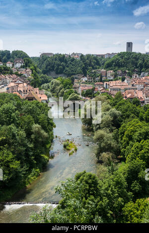 Blick auf die Stadt und den Fluss Saane Fribourg, Kanton Freiburg, West Switzerland, Schweiz Stockfoto